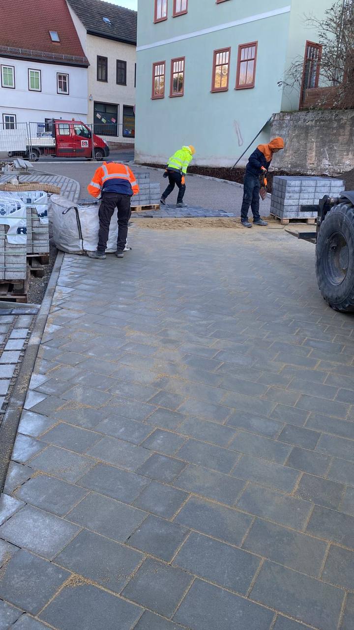 Frisch verlegte Betonpflastersteine auf einer Großfläche