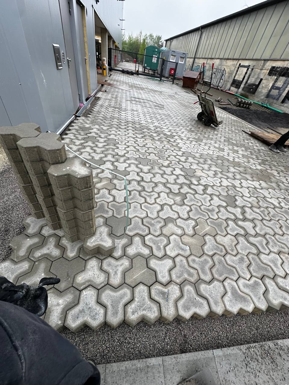 Gusseiserne Schachtabdeckung eingepasst in Pflasterbelag