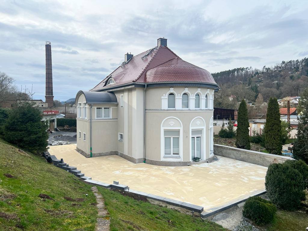 Arbeiter verlegen Betonpflastersteine für einen neuen Gehweg