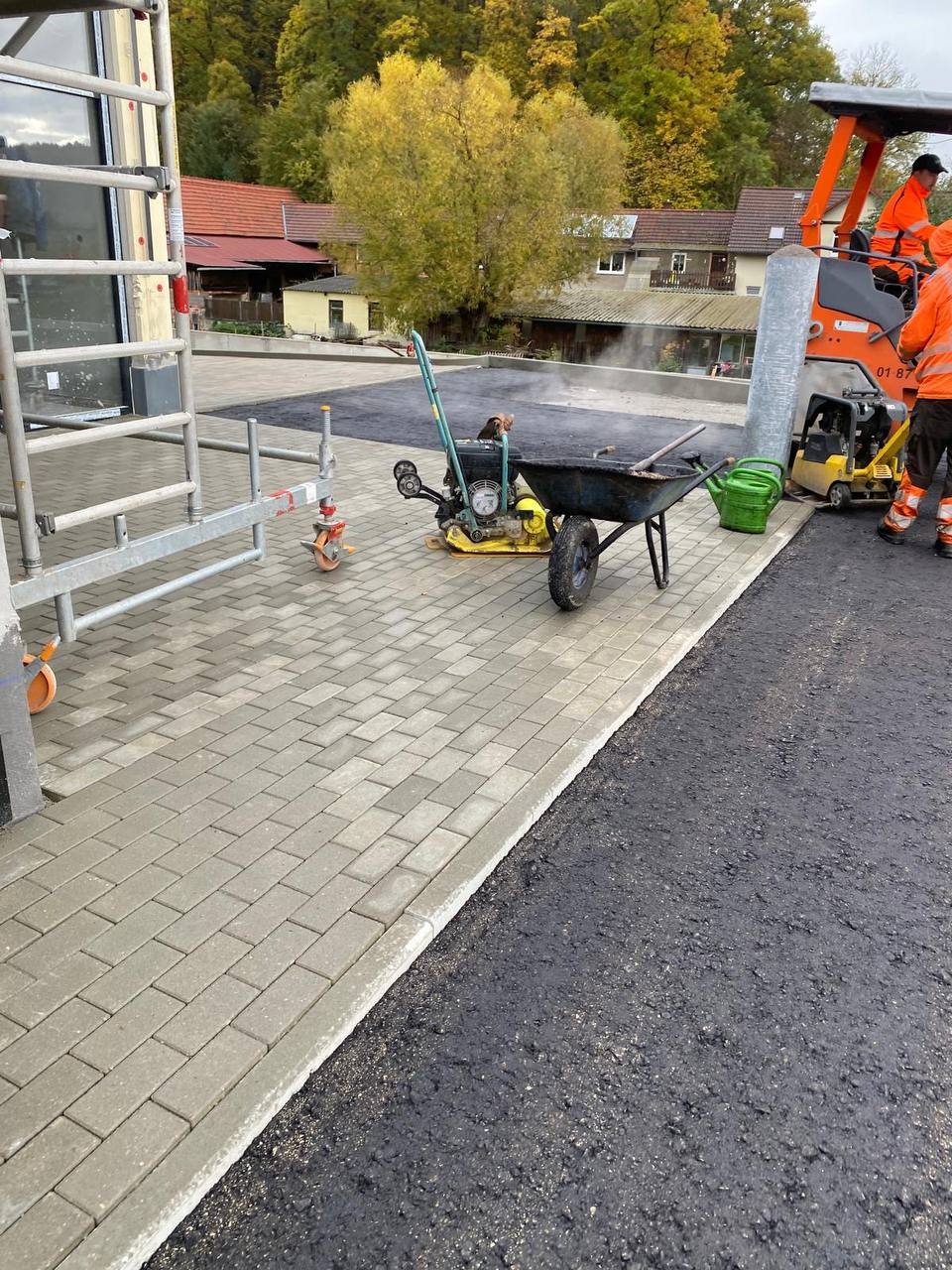 Pflasterbelag mit eingestreuter Fugenerde für die Verfugung