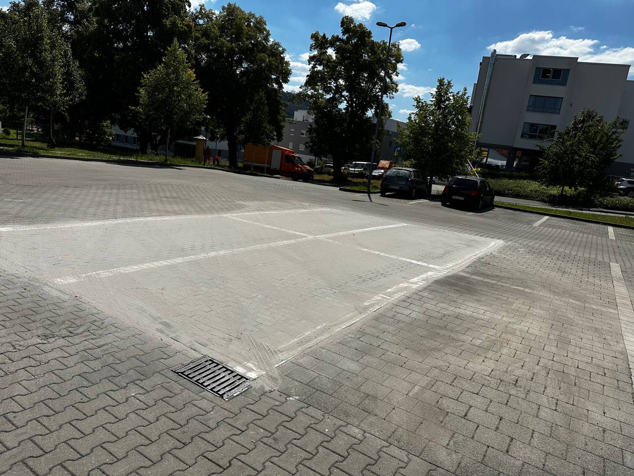 Dunkelgraue Betonsteinpflaster-Zufahrt einer Tankstelle