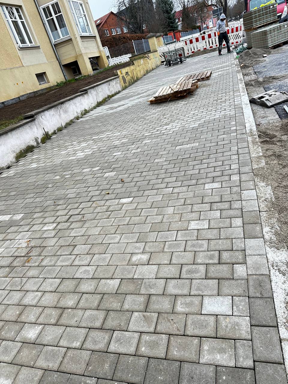 Heller Natursteinpflaster-Hof um eine historische Villa